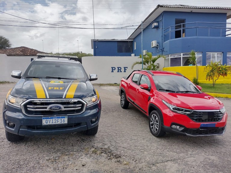 Caminhonete roubada em Altinho é recuperada pela PRF em Caruaru