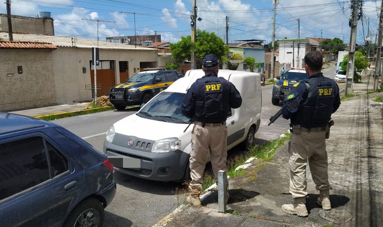 Furgão carregado com revistas é recuperado pela PRF no Ibura logo após o roubo