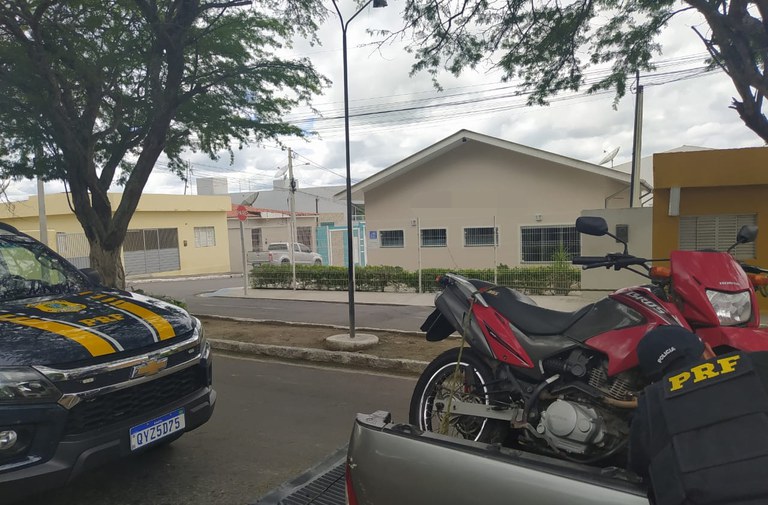 Motocicleta roubada é recuperada na caçamba de caminhonete em Caetés