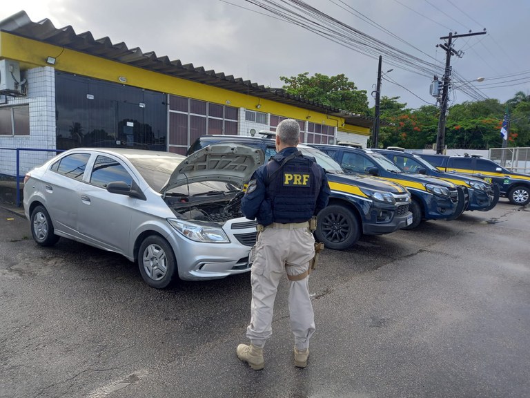 Motorista de aplicativo aluga carro roubado e é detido pela PRF no Recife