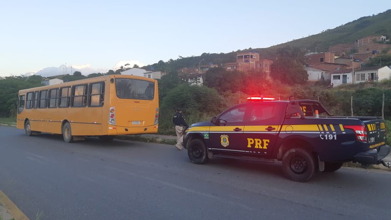 Ônibus que transportava alunos de forma irregular é recolhido pela PRF em Pombos