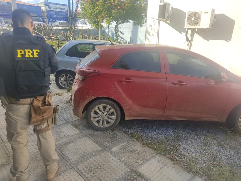 PRF apreende carro clonado há 6 anos em Salgueiro