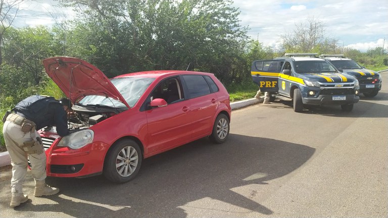 PRF detém homem com carro adulterado, após fuga por 2 Km em Petrolina