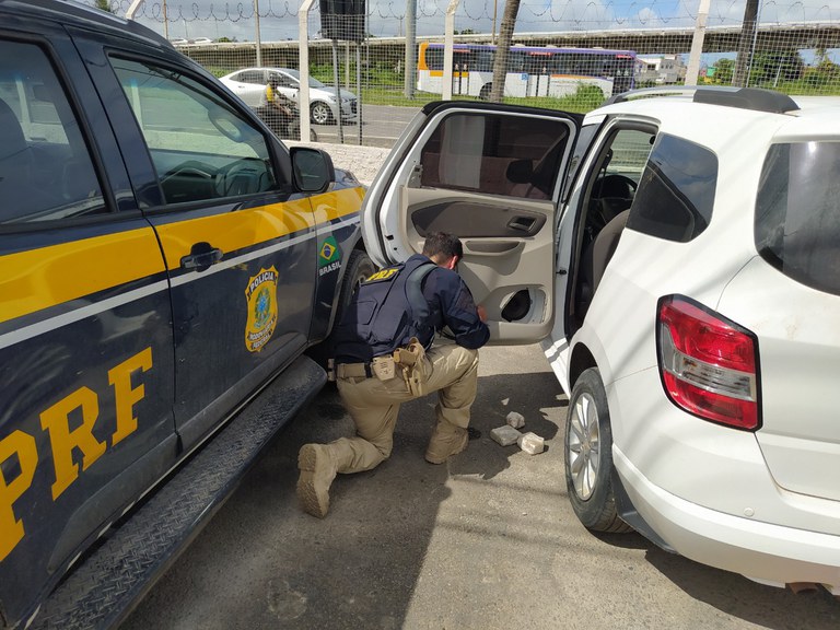 PRF e PF prendem dois homens com 1,3 Kg de crack em Jaboatão dos Guararapes