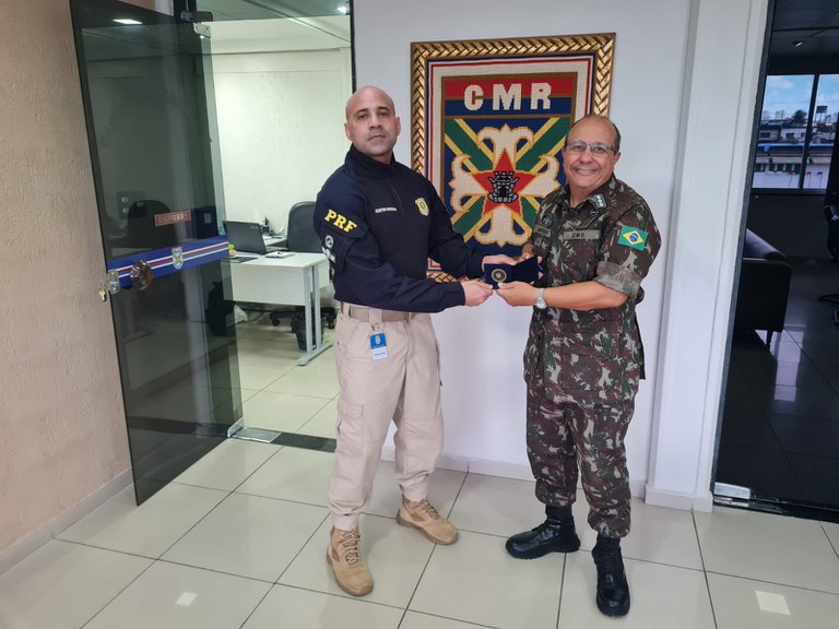 PRF faz agradecimento ao comandante do Colégio Militar do Recife