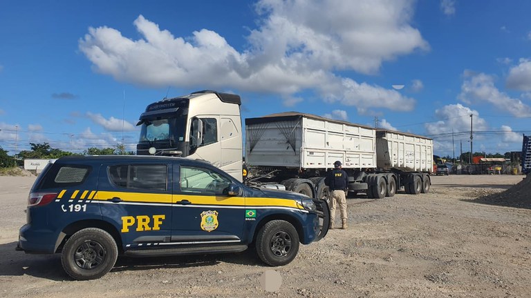 Caminhão que transportava mais que o dobro do peso permitido é retido no Recife