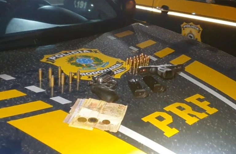 PRF prende ex-detentos com armas e carro roubado na Zona Oeste do Recife