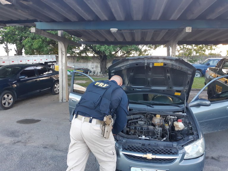 PRF recupera dois carros roubados e detém suspeitos no Recife