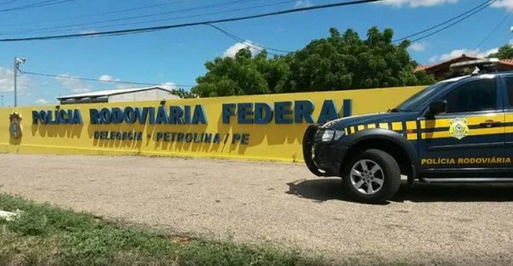 Foragido foi flagrado de moto sem capacete, sem habilitação e com o licenciamento atrasado