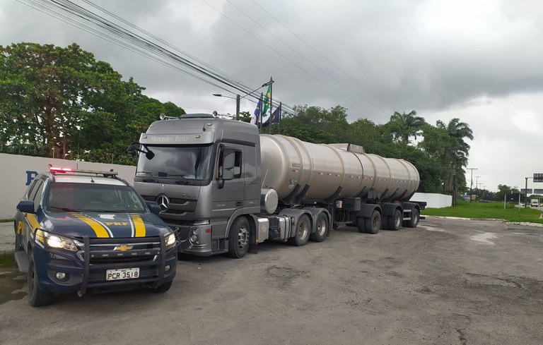 Caminhão que transportava produto para consumo animal em tanque de produto perigoso é retido pela PRF em Jaboatão dos Guararapes