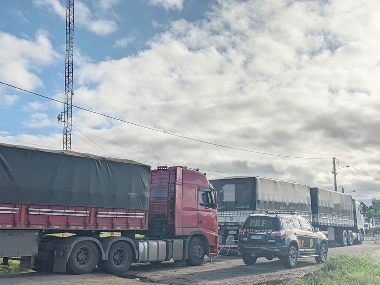 Carretas com 76 toneladas de trigo com nota fiscal inválida são retidas em Salgueiro