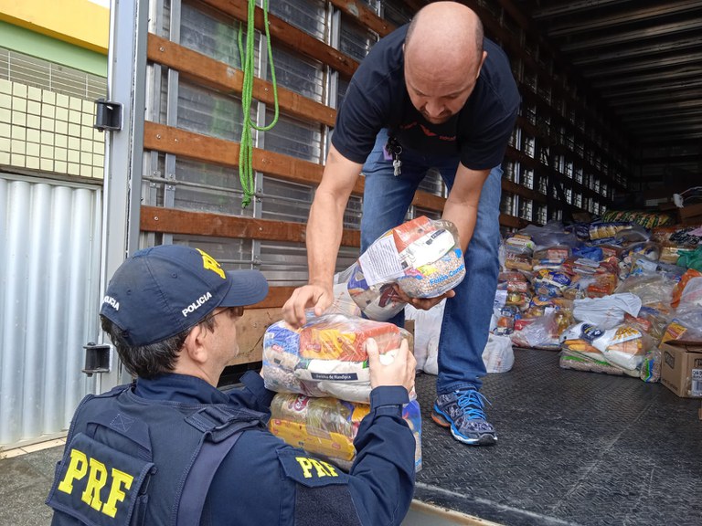 Com apoio da Paraíba, PRF entrega mais de duas toneladas de alimentos às vítimas das chuvas em Pernambuco