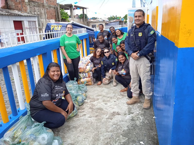 Instituição social recebe 882 kg de alimentos da PRF em Olinda