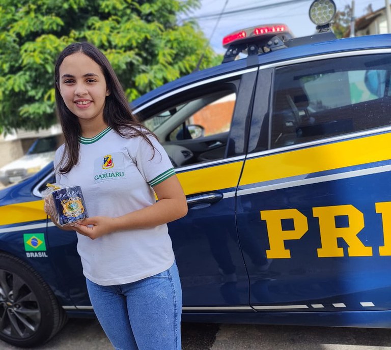 Menina que sonha em ingressar na PRF celebra aniversário com policiais em Caruaru