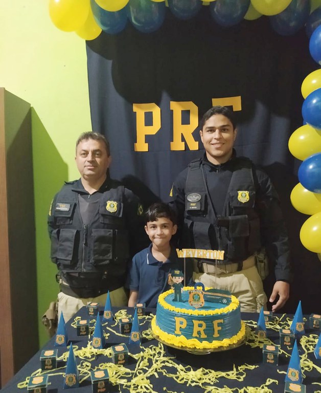 Menino comemora 9 anos com festa temática da PRF em Garanhuns