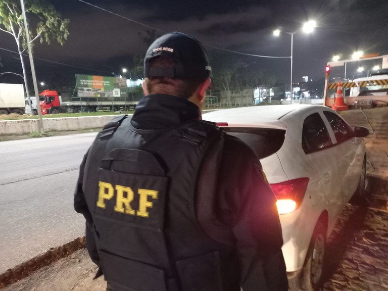 PRF apreende dupla com arma e carro roubado em Caruaru