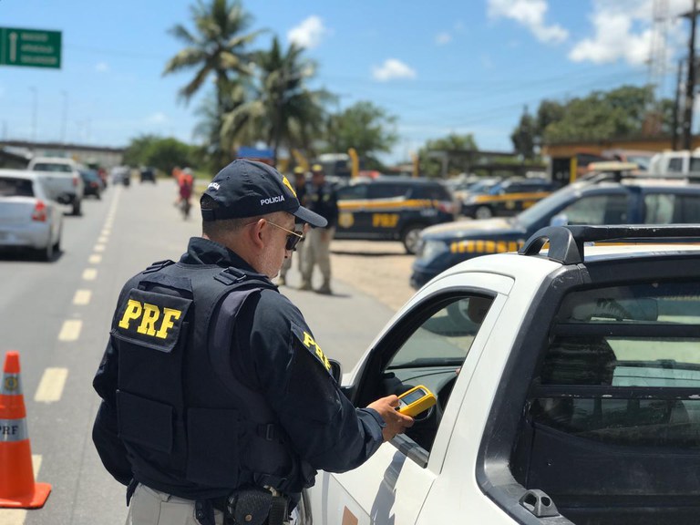 PRF autua motorista de ônibus por alcoolemia em Serra Talhada