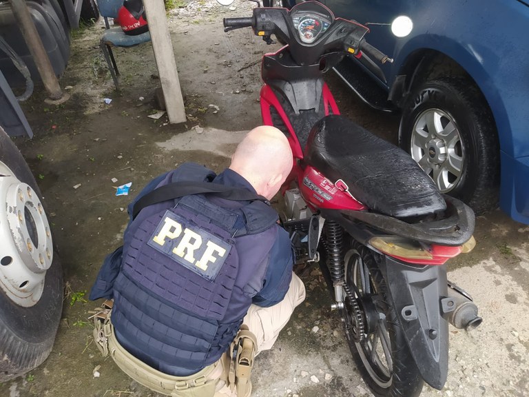 PRF detém condutor inabilitado e com moto adulterada no Recife