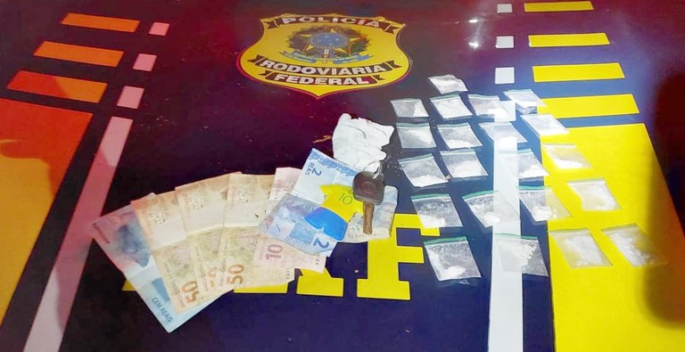 PRF detém homem com 21 papelotes de cocaína e porção de maconha em Gravatá