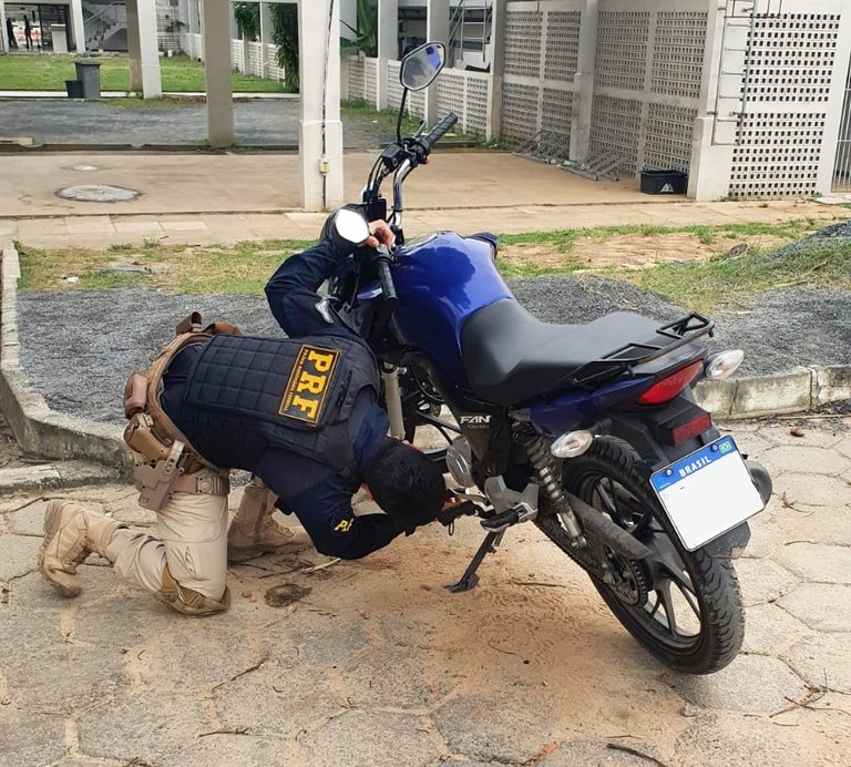 PRF detém homem com moto e placa adulteradas em Jaboatão dos Guararapes