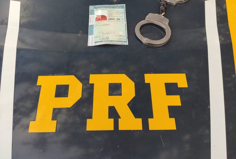 PRF detém motorista de transporte de passageiros com CNH falsificada em Ouricuri