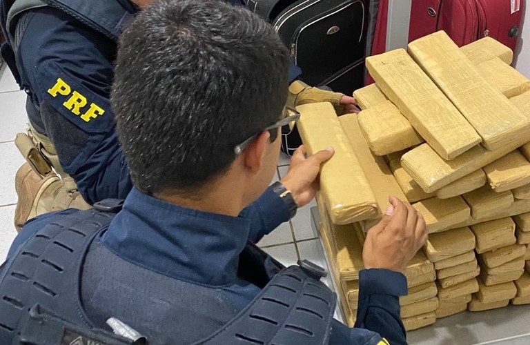 PRF detém passageiro de ônibus com duas malas carregadas com maconha em Serra Talhada