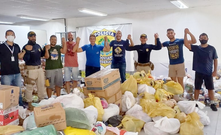 PRF entrega 1,2 tonelada de alimentos para vítimas das chuvas em universidade do Recife