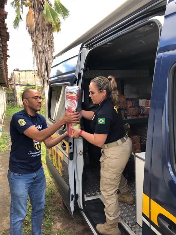 PRF entrega alimentos e roupas em paróquia de Abreu e Lima