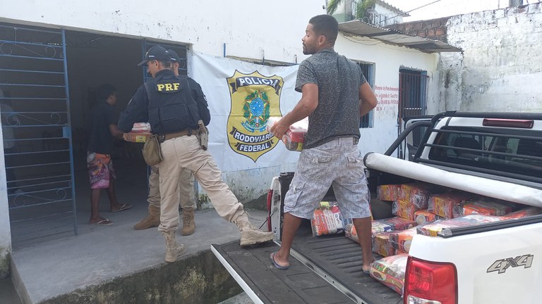 PRF entrega mais de meia tonelada de alimentos em associação de moradores do Ibura