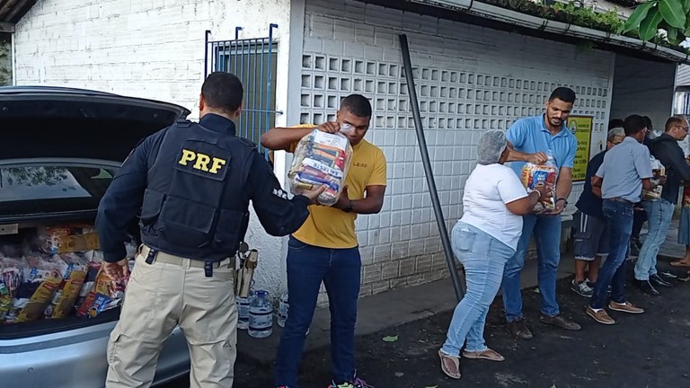 PRF entrega mais de uma tonelada de alimentos no Grande Recife