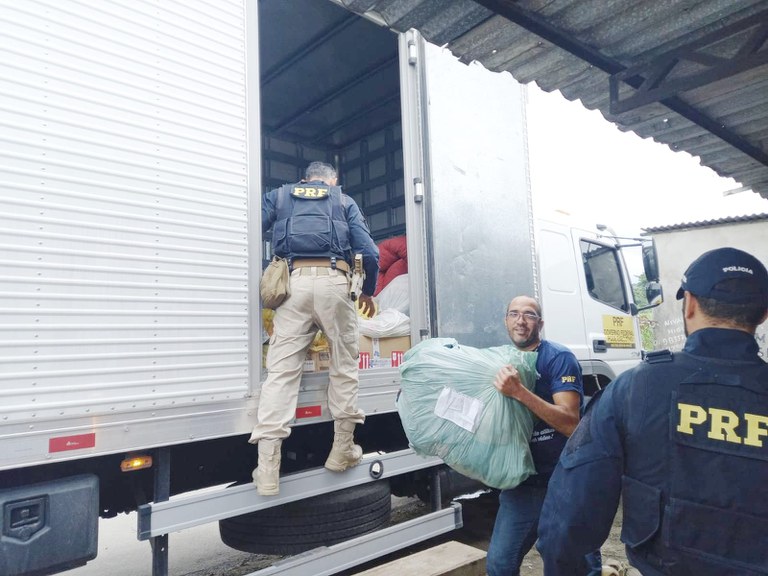 PRF entrega meia tonelada de alimentos em comunidade do Recife