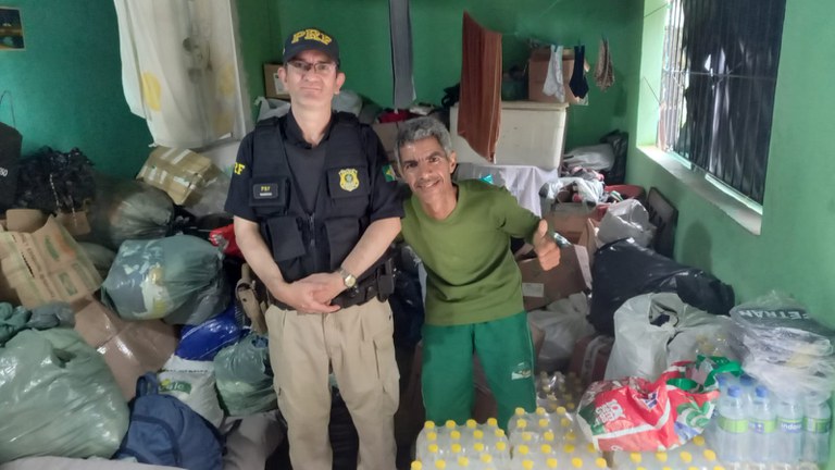 PRF entrega roupas, água e material de higiene em Jaboatão dos Guararapes