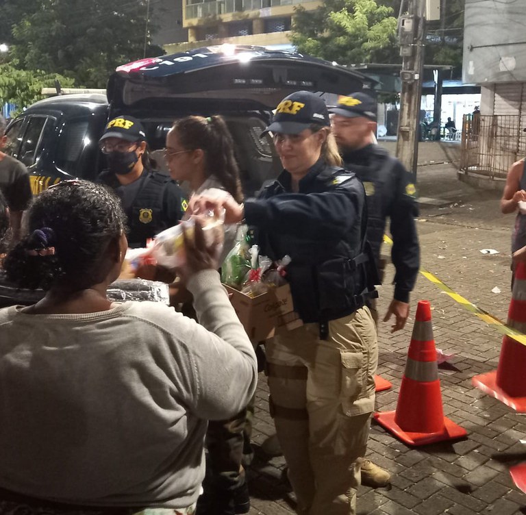 PRF participa de entrega de donativos no centro do Recife