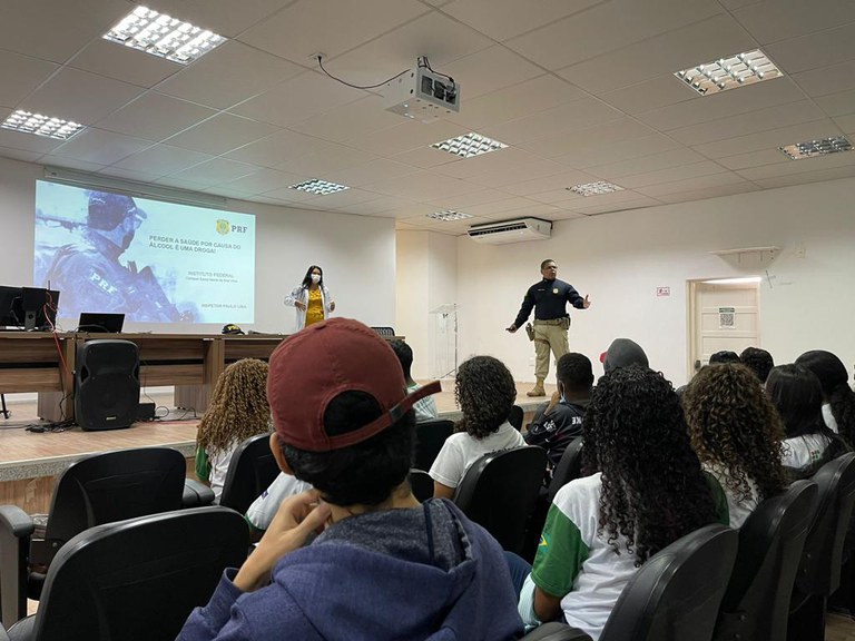 PRF realiza palestra no Instituto Federal de Educação em Santa Maria da Boa Vista