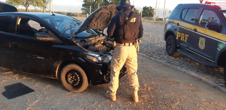 Carro roubado no Recife é recuperado pela PRF na BR 316, em Cabrobó