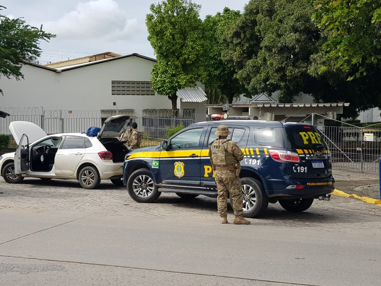 PRF detém homem com carro roubado na Zona Oeste do Recife