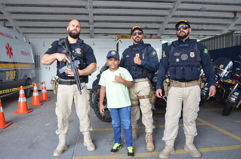 Menino que sonha ser PRF visita Superintendência em Pernambuco