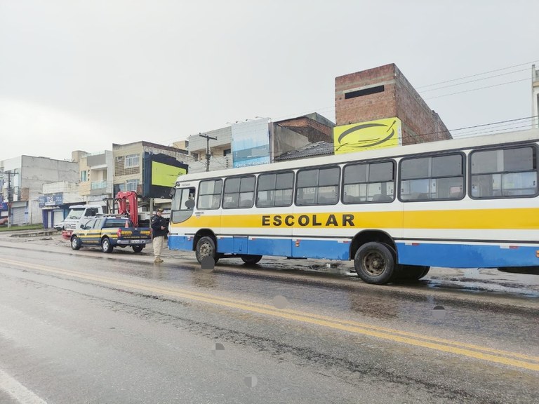 Ônibus escolares irregulares são recolhidos pela PRF em Garanhuns