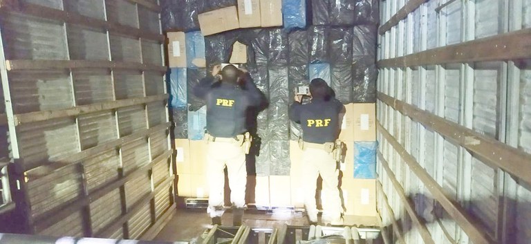 PRF apreende 120 mil maços de cigarro paraguaio em São Caetano