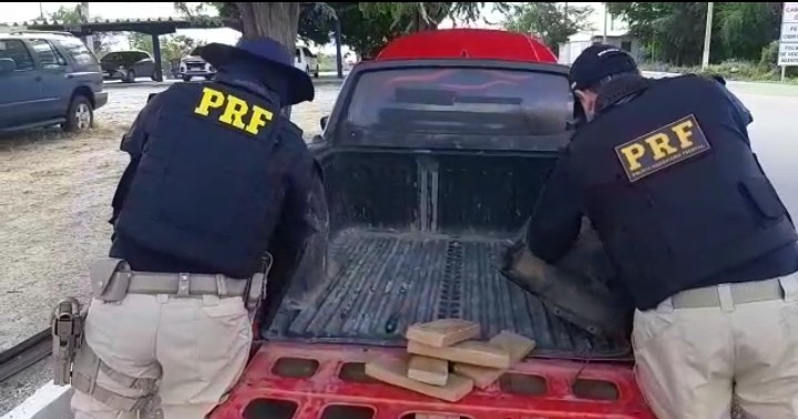 PRF apreende 46,8 Kg de maconha em carroceria de caminhonete em Sertânia