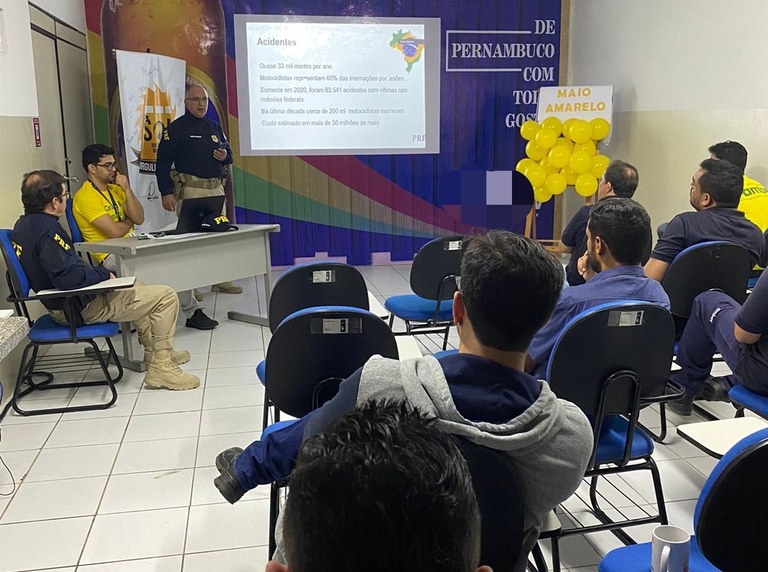 PRF realiza palestra educativa em empresa de bebidas de Caruaru