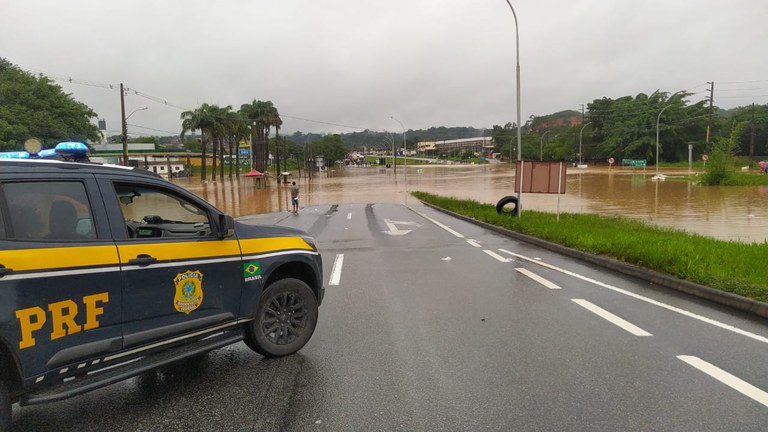 PRF reforça segurança em rodovias durante fortes chuvas em Pernambuco