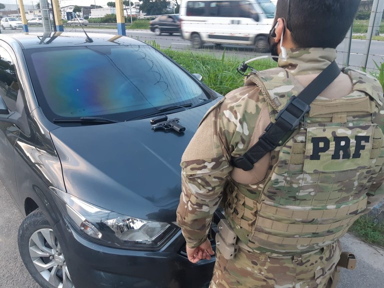 PRF detém motorista de aplicativo com pistola e carro roubado no Recife