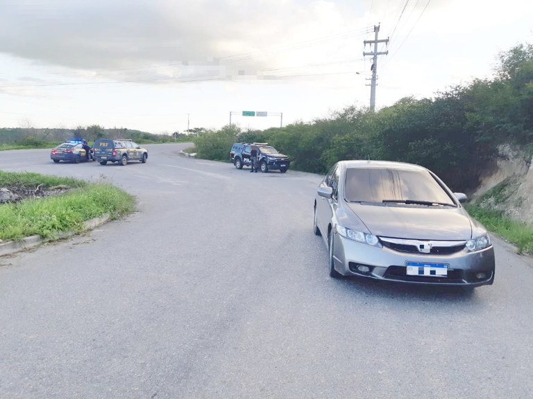 PRF liberta refém e recupera dois veículos roubados no Agreste de Pernambuco