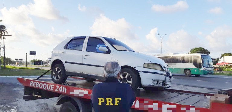 Procurado por roubo é detido pela PRF após colidir em poste no Recife