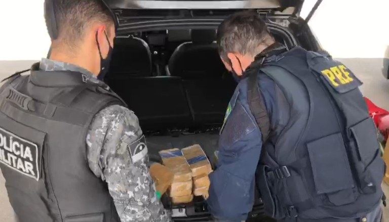 PRF e PM apreendem 24,5 Kg de pasta base de cocaína dentro de carroceria de utilitário em São Caetano