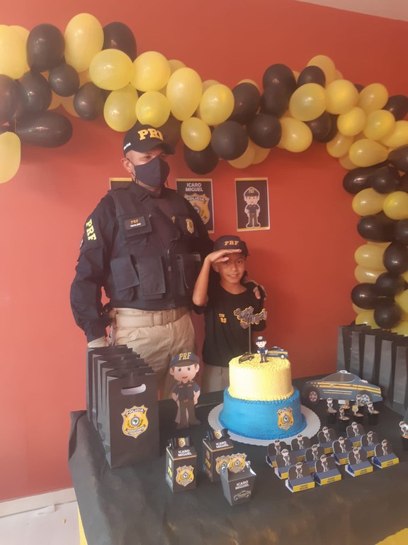 Menino que sonha em ser PRF celebra aniversário com policiais em Jupi