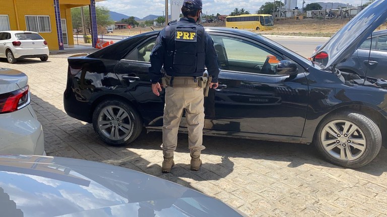 Carro roubado há seis anos em Salvador é recuperado pela PRF em Serra Talhada