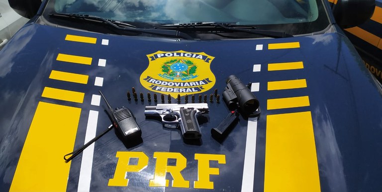 Foragido é detido com pistola, munições e rádio comunicador, após tentar fugir a pé da PRF no Recife