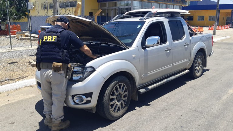 PRF apreende caminhonete de luxo adulterada em Serra Talhada